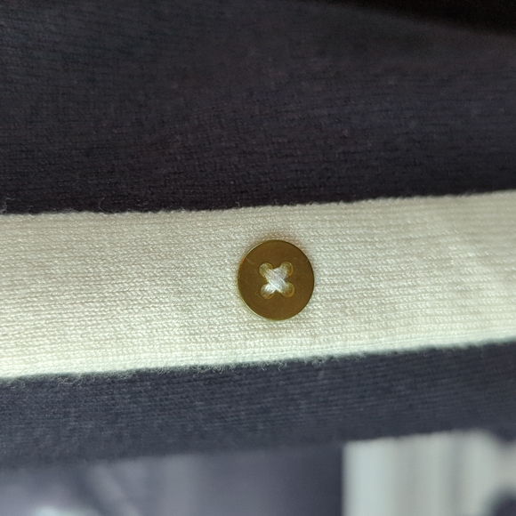 DB Established 1962 sz L Jet Black Top with White Trim & Button Accents - Picture 4 of 7